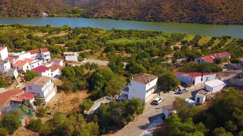 Moradia V4 com terreno + 1 estúdio com vista do rio em Álamo