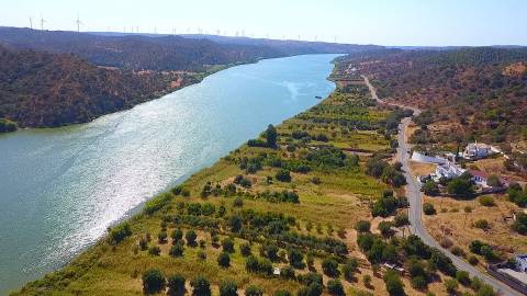 Moradia V4 com terreno + 1 estúdio com vista do rio em Álamo