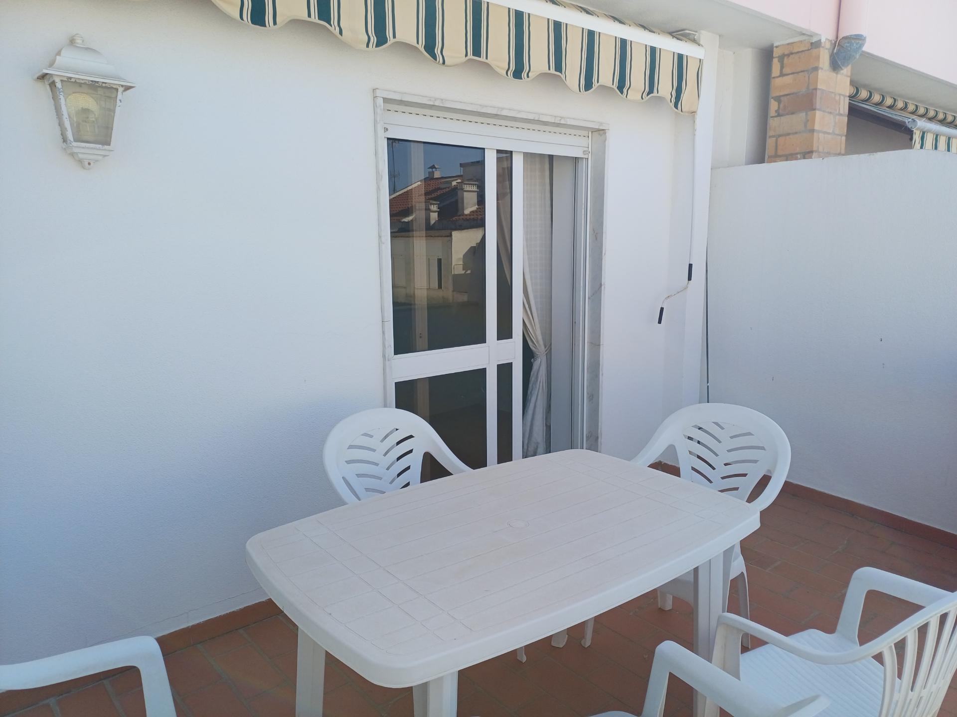 Apartamento T2 mobilado, com 2 WCS, Varandas com Vistas Mar para Arrendamento Anual