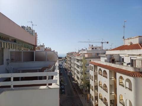 Apartamento T2 mobilado, com 2 WCS, Varandas com Vistas Mar para Arrendamento Anual