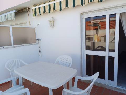 Apartamento T2 mobilado, com 2 WCS, Varandas com Vistas Mar para Arrendamento Anual