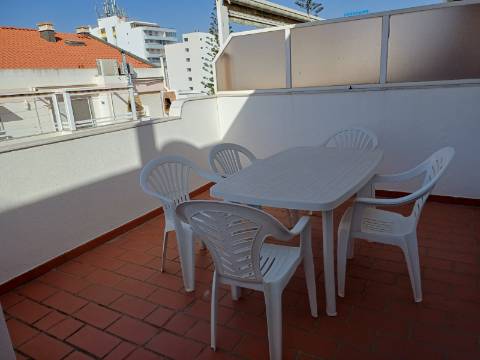 Apartamento T2 mobilado, com 2 WCS, Varandas com Vistas Mar para Arrendamento Anual