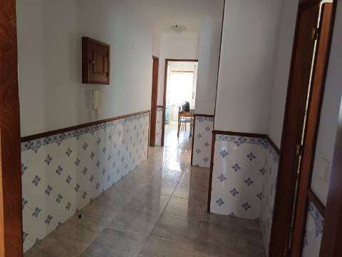 Apartamento T2 mobilado, com 2 WCS, Varandas com Vistas Mar para Arrendamento Anual