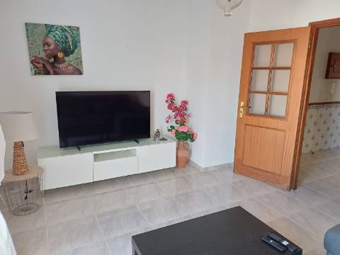 Apartamento T2 mobilado, com 2 WCS, Varandas com Vistas Mar para Arrendamento Anual