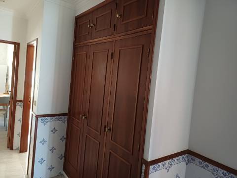 Apartamento T2 mobilado, com 2 WCS, Varandas com Vistas Mar para Arrendamento Anual