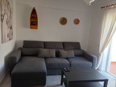 Apartamento T2 mobilado, com 2 WCS, Varandas com Vistas Mar para Arrendamento Anual