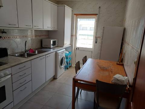 Apartamento T2 mobilado, com 2 WCS, Varandas com Vistas Mar para Arrendamento Anual