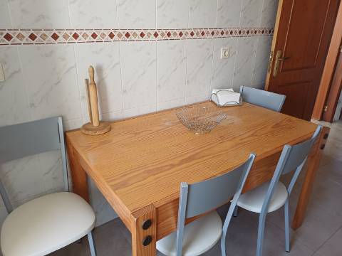 Apartamento T2 mobilado, com 2 WCS, Varandas com Vistas Mar para Arrendamento Anual