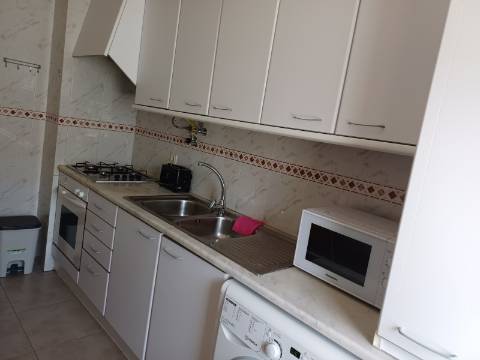 Apartamento T2 mobilado, com 2 WCS, Varandas com Vistas Mar para Arrendamento Anual