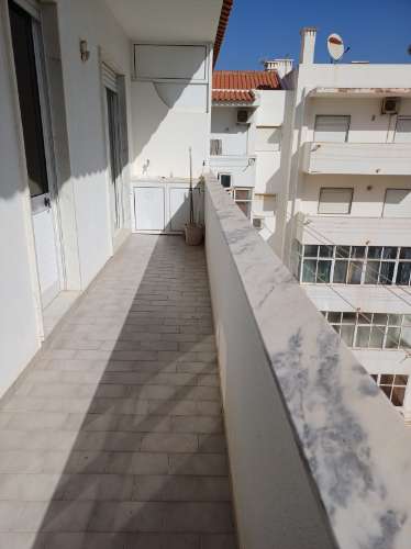 Apartamento T2 mobilado, com 2 WCS, Varandas com Vistas Mar para Arrendamento Anual