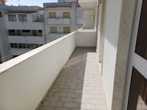 Apartamento T2 mobilado, com 2 WCS, Varandas com Vistas Mar para Arrendamento Anual