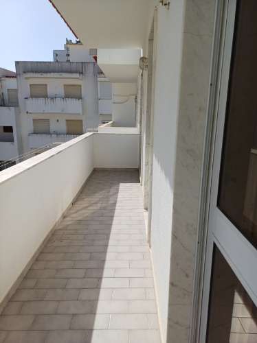 Apartamento T2 mobilado, com 2 WCS, Varandas com Vistas Mar para Arrendamento Anual