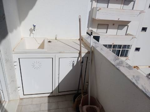 Apartamento T2 mobilado, com 2 WCS, Varandas com Vistas Mar para Arrendamento Anual