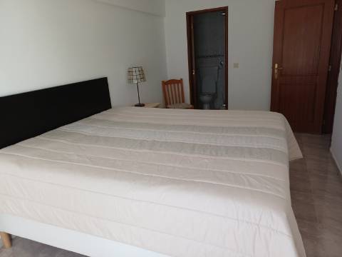 Apartamento T2 mobilado, com 2 WCS, Varandas com Vistas Mar para Arrendamento Anual