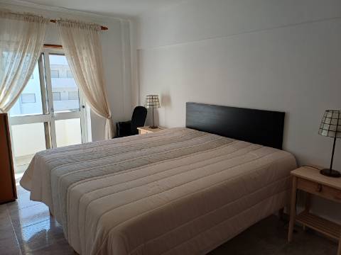 Apartamento T2 mobilado, com 2 WCS, Varandas com Vistas Mar para Arrendamento Anual