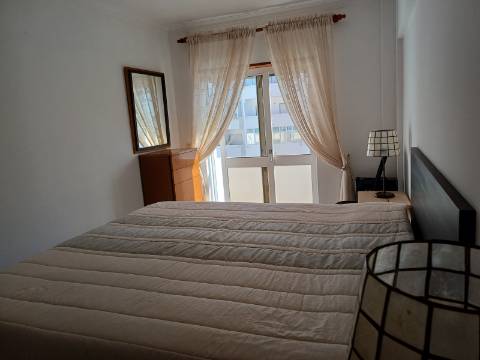 Apartamento T2 mobilado, com 2 WCS, Varandas com Vistas Mar para Arrendamento Anual