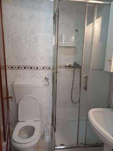 Apartamento T2 mobilado, com 2 WCS, Varandas com Vistas Mar para Arrendamento Anual