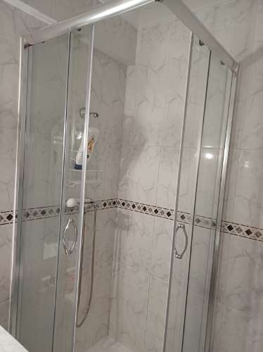 Apartamento T2 mobilado, com 2 WCS, Varandas com Vistas Mar para Arrendamento Anual