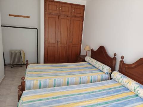 Apartamento T2 mobilado, com 2 WCS, Varandas com Vistas Mar para Arrendamento Anual