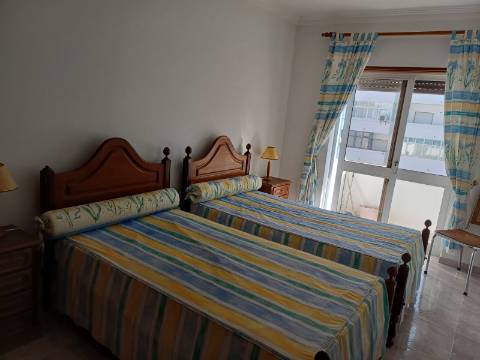 Apartamento T2 mobilado, com 2 WCS, Varandas com Vistas Mar para Arrendamento Anual