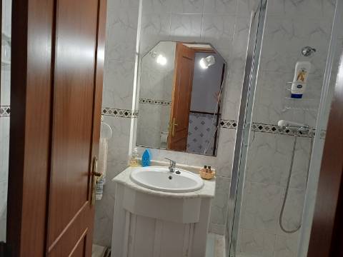 Apartamento T2 mobilado, com 2 WCS, Varandas com Vistas Mar para Arrendamento Anual