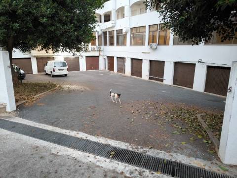 GARAGEM FECHADA - ACESSO PELO EXTERIOR - COM ÁGUA E LUZ - ALTURA - CASTRO MARIM - ALGARVE