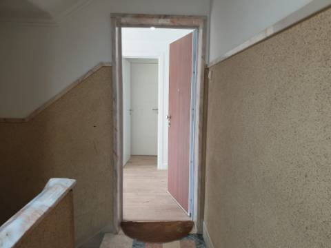 Apartamento T3 totalmente remodelado com Cozinha equipada junto ao Mercado da Damaia