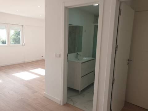 Apartamento T3 totalmente remodelado com Cozinha equipada junto ao Mercado da Damaia
