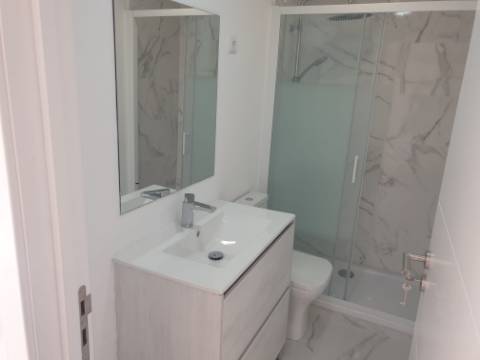 Apartamento T3 totalmente remodelado com Cozinha equipada junto ao Mercado da Damaia