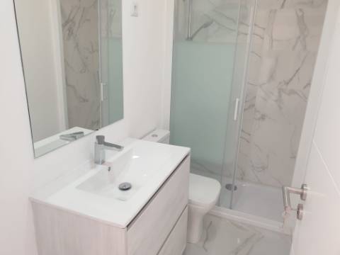 Apartamento T3 totalmente remodelado com Cozinha equipada junto ao Mercado da Damaia