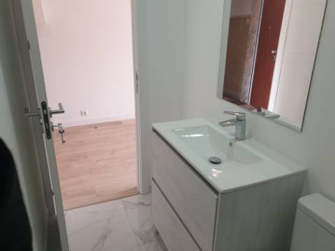 Apartamento T3 totalmente remodelado com Cozinha equipada junto ao Mercado da Damaia