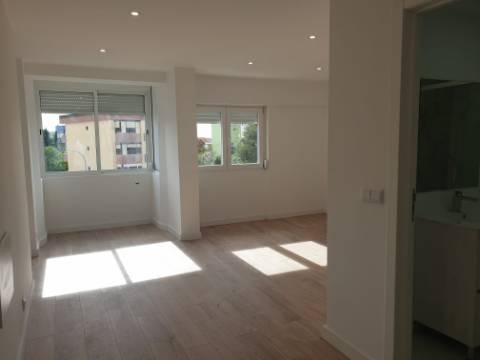 Apartamento T3 totalmente remodelado com Cozinha equipada junto ao Mercado da Damaia