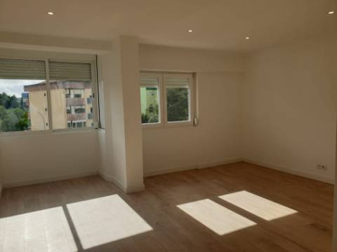 Apartamento T3 totalmente remodelado com Cozinha equipada junto ao Mercado da Damaia