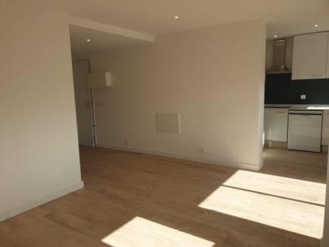 Apartamento T3 totalmente remodelado com Cozinha equipada junto ao Mercado da Damaia