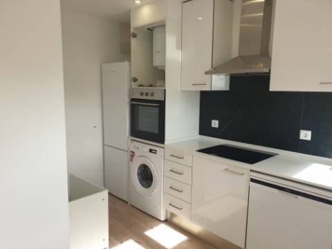 Apartamento T3 totalmente remodelado com Cozinha equipada junto ao Mercado da Damaia