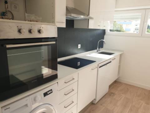 Apartamento T3 totalmente remodelado com Cozinha equipada junto ao Mercado da Damaia