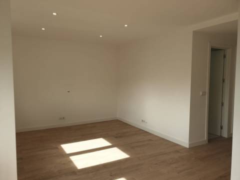 Apartamento T3 totalmente remodelado com Cozinha equipada junto ao Mercado da Damaia