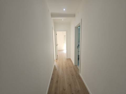 Apartamento T3 totalmente remodelado com Cozinha equipada junto ao Mercado da Damaia