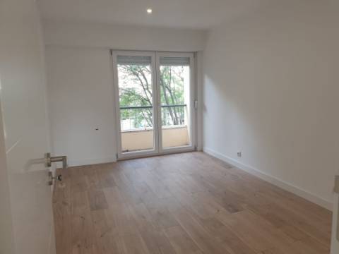 Apartamento T3 totalmente remodelado com Cozinha equipada junto ao Mercado da Damaia