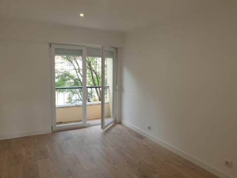 Apartamento T3 totalmente remodelado com Cozinha equipada junto ao Mercado da Damaia