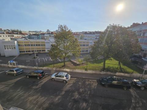 Apartamento T3 totalmente remodelado com Cozinha equipada junto ao Mercado da Damaia