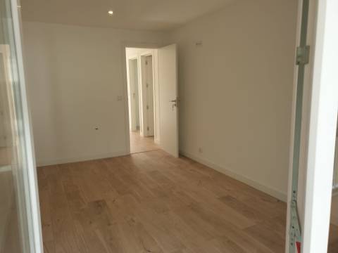 Apartamento T3 totalmente remodelado com Cozinha equipada junto ao Mercado da Damaia