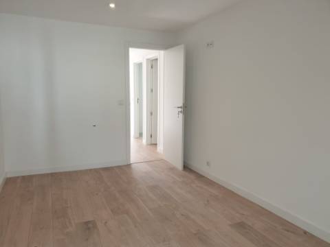 Apartamento T3 totalmente remodelado com Cozinha equipada junto ao Mercado da Damaia