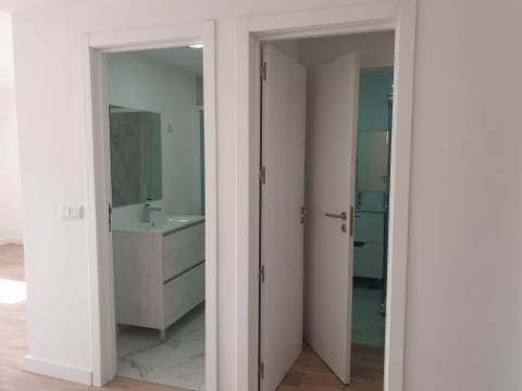 Apartamento T3 totalmente remodelado com Cozinha equipada junto ao Mercado da Damaia