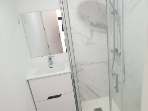 Apartamento T3 totalmente remodelado com Cozinha equipada junto ao Mercado da Damaia