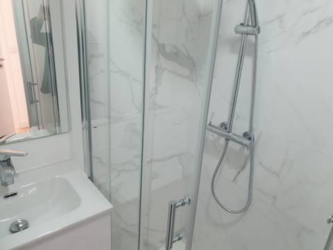 Apartamento T3 totalmente remodelado com Cozinha equipada junto ao Mercado da Damaia