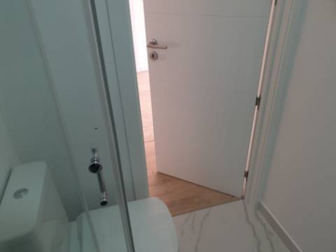 Apartamento T3 totalmente remodelado com Cozinha equipada junto ao Mercado da Damaia