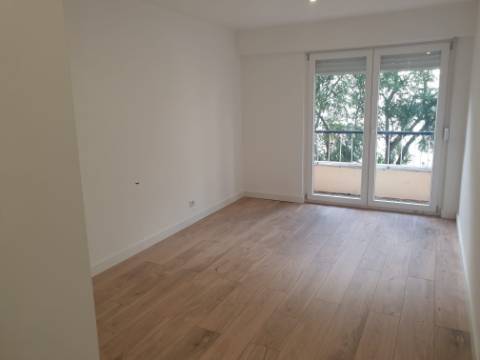 Apartamento T3 totalmente remodelado com Cozinha equipada junto ao Mercado da Damaia