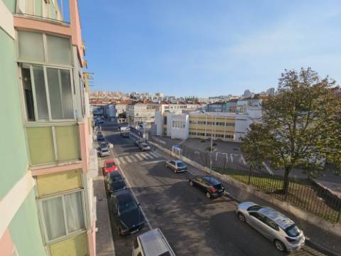 Apartamento T3 totalmente remodelado com Cozinha equipada junto ao Mercado da Damaia