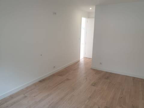 Apartamento T3 totalmente remodelado com Cozinha equipada junto ao Mercado da Damaia